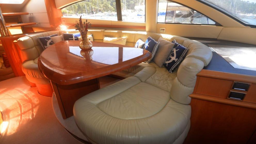 Кают-компания  на яхте с мягким диваном и столом
